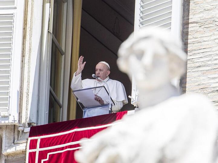 Papst Franziskus spricht während des Angelus-Gebets am Fenster seiner Residenz den Segen.