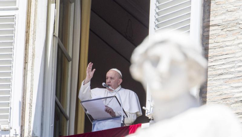 Papst Franziskus spricht während des Angelus-Gebets am Fenster seiner Residenz den Segen. Papst Franziskus spricht während des Angelus-Gebets am Fenster seiner Residenz den Segen.