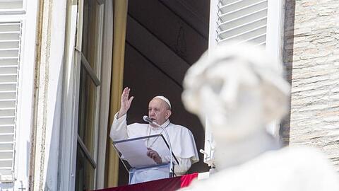 Papst Franziskus spricht während des Angelus-Gebets am Fenster seiner Residenz den Segen.