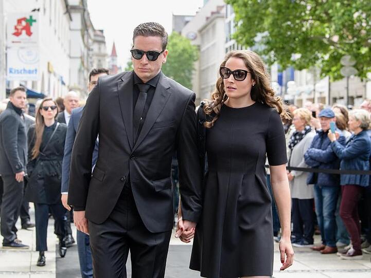 Dominik Elstner, der Sohn von Hannelore Elsner, brachte seine Freundin Michele Werner mit zur Trauerfeier für seine Mutter.