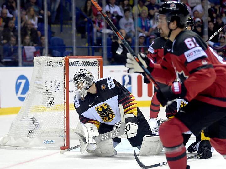 DEB-Goalie Niklas Treutle (l) ist beim dritten kanadischen Treffer machtlos.