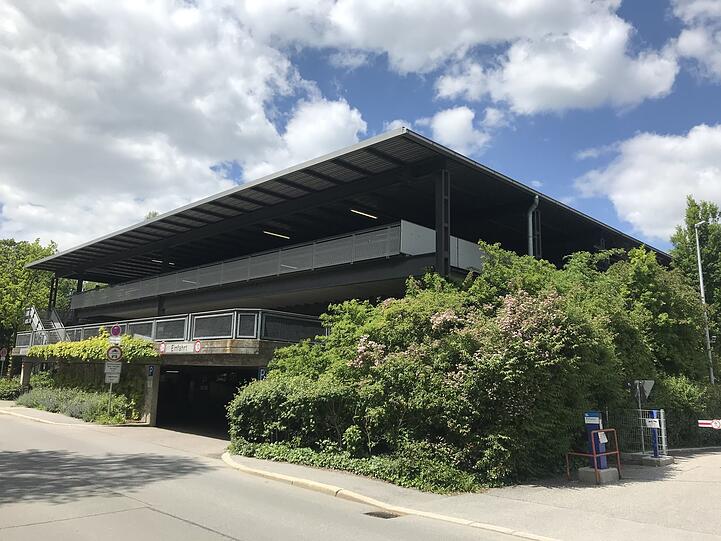 Auf diesem Parkdeck an der Robert-Koch-Straße ereignet sich der Vorfall in der Nacht auf Sonntag.