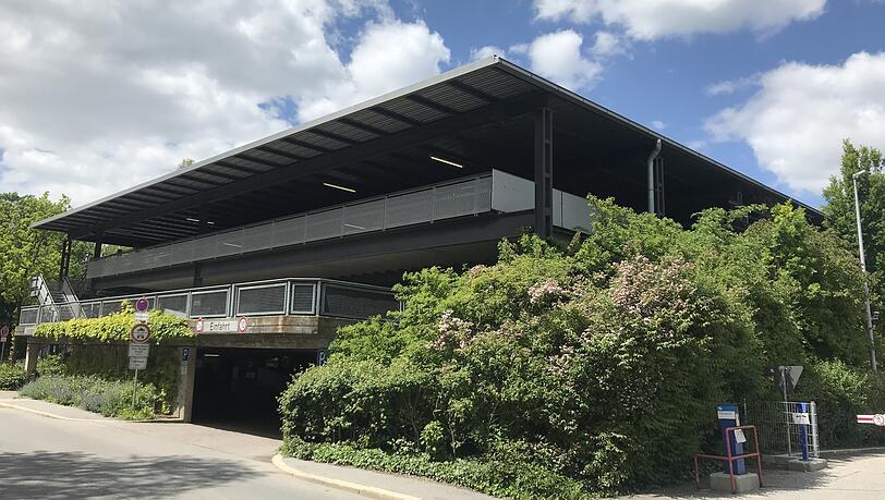 Auf diesem Parkdeck an der Robert-Koch-Straße ereignet sich der Vorfall in der Nacht auf Sonntag. Auf diesem Parkdeck an der Robert-Koch-Straße ereignet sich der Vorfall in der Nacht auf Sonntag.