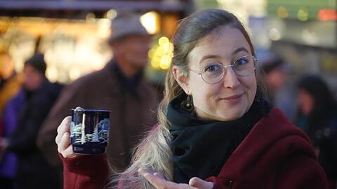 Mal pappig süß, meist lauwarm, manchmal würzig: Zur Abwechslung vom klassischen Glühwein trinkt die AZ-Reporterin am Neuhauser Weihnachtsmarkt einen Ingwertrunk. Der schmeckt mit und ohne Schuss.