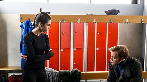 "Alles was zählt": Leyla ist durch Lucas' schroffe Art vor den Kopf gestoßen.