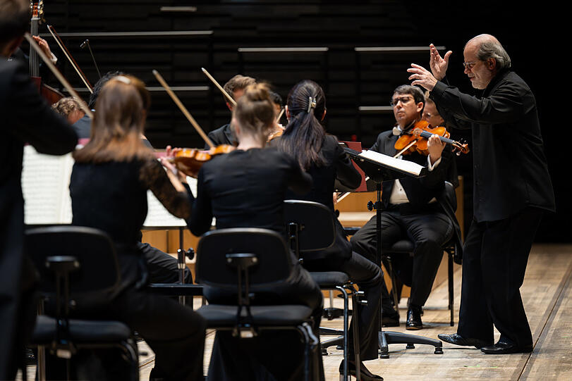 Andrea Marcon und die Münchner Philharmoniker in der Isarphilharmonie.