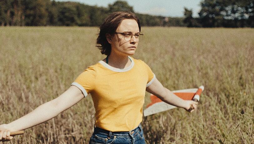 Angelika (Lena Urzendowsky) lebt in den 80er Jahren auf dem in der DDR vergesellschafteten LPG-Hof. Angelika (Lena Urzendowsky) lebt in den 80er Jahren auf dem in der DDR vergesellschafteten LPG-Hof.