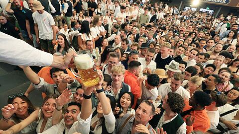 Nach der offiziellen Eröffnung fließt das Bier auf dem Oktoberfest.