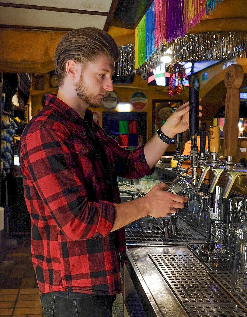 Guinness-Zapfen ist eine Wissenschaft für sich. Liam Daly beherrscht sie. Er trinkt das schwarze Bier am liebsten im Winter.