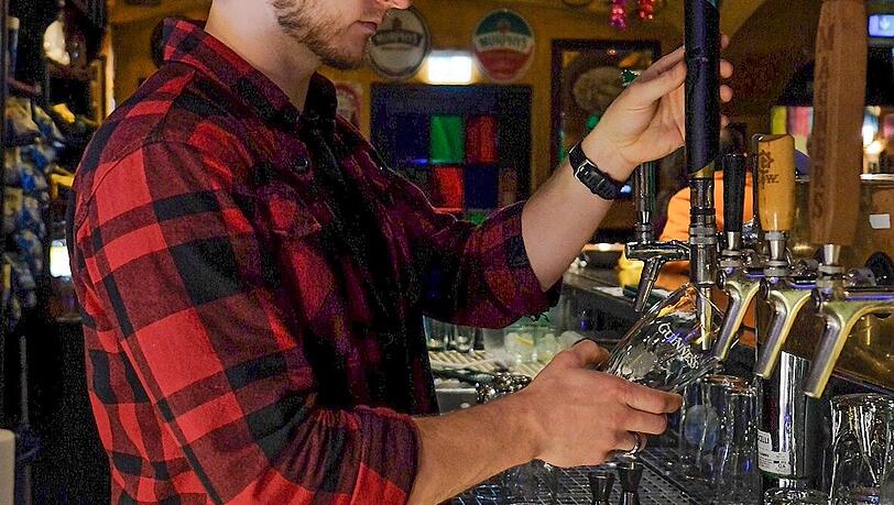 Guinness-Zapfen ist eine Wissenschaft für sich. Liam Daly beherrscht sie. Er trinkt das schwarze Bier am liebsten im Winter. Guinness-Zapfen ist eine Wissenschaft für sich. Liam Daly beherrscht sie. Er trinkt das schwarze Bier am liebsten im Winter.