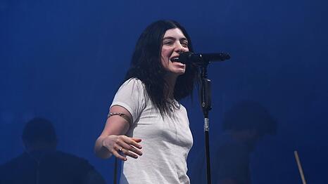 Lorde beim Glastonbury Festival 2025.