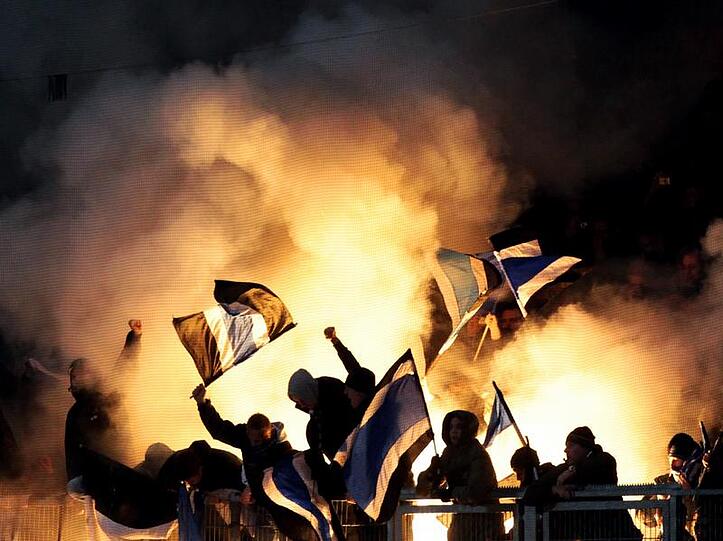 Wenn Fans randalieren, hier im Bild Hamburger Ultras, sprechen die Vereine mittlerweile oft Stadionverbote aus.
