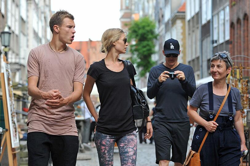 Und auch Bayern-Kollege Holger Badstuber begleitet die beiden.