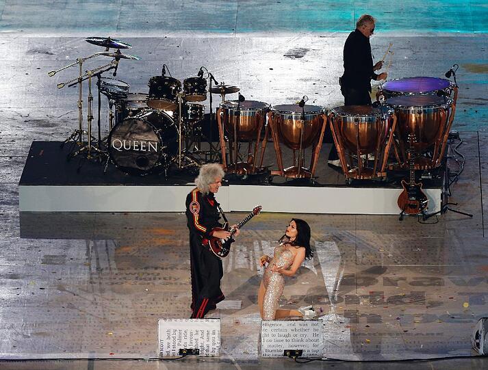 Brian May und Roger Taylor von Queen mit der britischen Sängerin Jessie J.