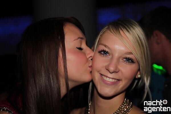 Samstag auf Sonntag gab's eine Stunde länger zu feiern, zum Beispiel im Crown's Club bei "Garden & Restaurant". Mehr Bilder: www.nachtagenten.de