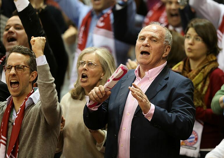 Uli Hoeneß beim Europacup-Viertelfinale gegen Galatasaray Istanbul.