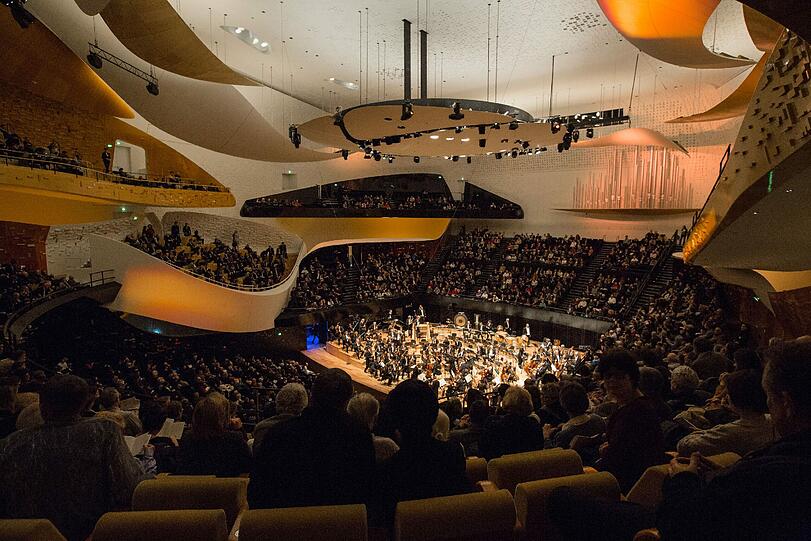 Beim Weinberg sitzt das Publikum rund um das Orchester: Hier die neue Philharmonie in Paris.