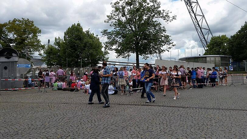 Die Gabalier-Fans sind schon Stunden vor dem Einlaß im Olympiapark. So langsam füllt es sich.