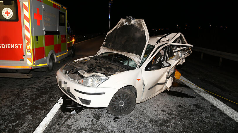 Der weiße Wagen war unbeleuchtet auf dem rechten Fahrstreifen unterwegs. Ein anderer Autofahrer sah ihn zu spät und krachte hinein.