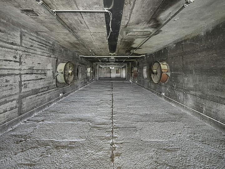 Flache, schmale Gänge mit Ventilatoren in den Wänden: Früher zur Querbelüftung nötig, bald Ausstellungsraum für Musterwohnungen.