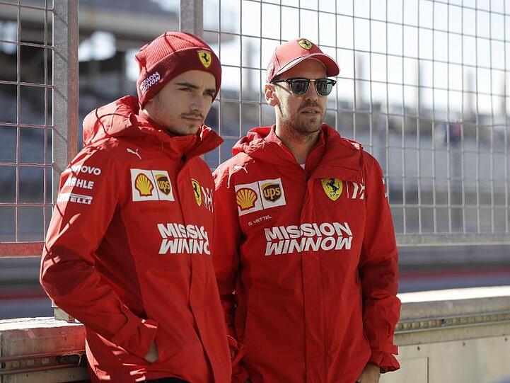 Charles Leclerc (l) und Sebastian Vettel sind bei der Scuderia Ferrari gleichberechtigt.