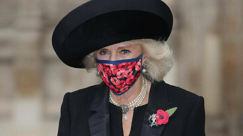 Herzogin Camilla mit geblümter Maske.