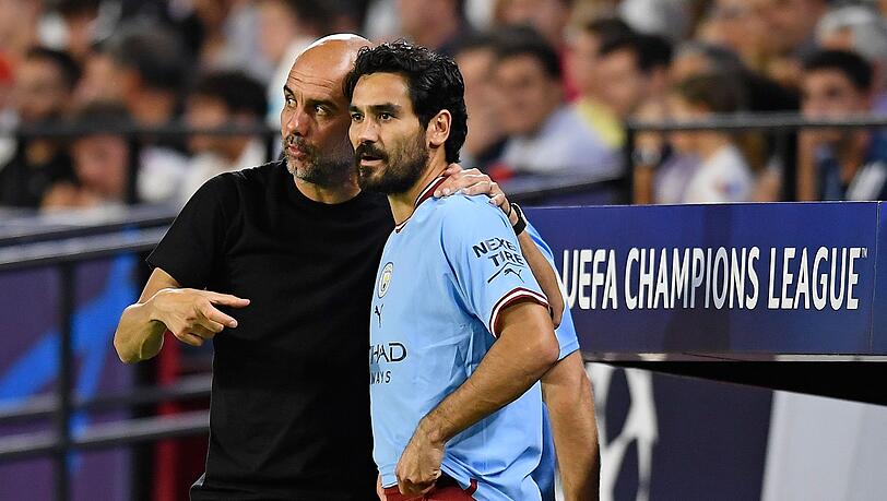 Ilkay Gündogan (r) mit City-Trainer Pep Guardiola. Ilkay Gündogan (r) mit City-Trainer Pep Guardiola.