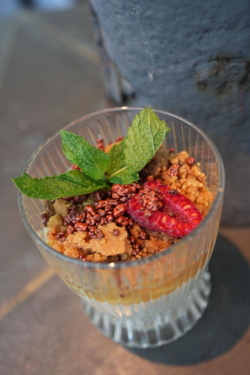 Fünfter Gang: Miso-Bayerisch Creme – Banane, Schoko und Nuss. Fünfter Gang: Miso-Bayerisch Creme – Banane, Schoko und Nuss.