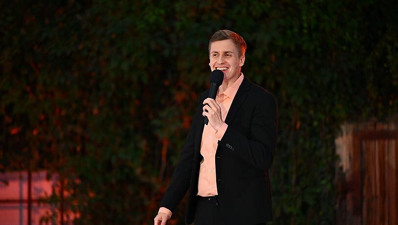 Zur Überbrückung der Sommerpause der "heute-show" präsentiert Till Reiners sein eigenes Comedy-Programm mit prominenten Gästen und aufstrebenden Newcomern. Zur Überbrückung der Sommerpause der "heute-show" präsentiert Till Reiners sein eigenes Comedy-Programm mit prominenten Gästen und aufstrebenden Newcomern.