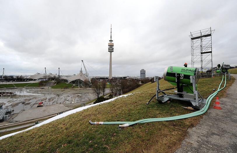 Fast schon ein trauriger Anblick: Wegen Schneemangels musste der Weltcup am Olympiaberg abgesagt werden. Die Bilder