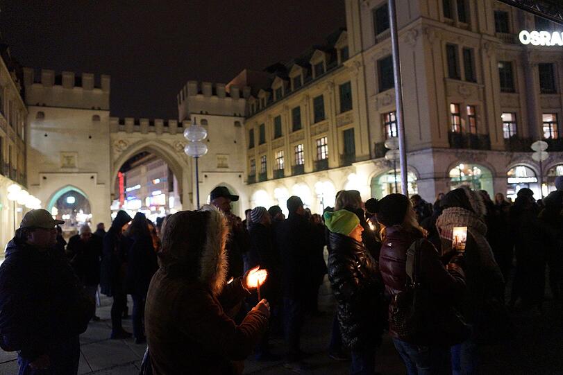 Laternen und Kerzen wurden verteilt.