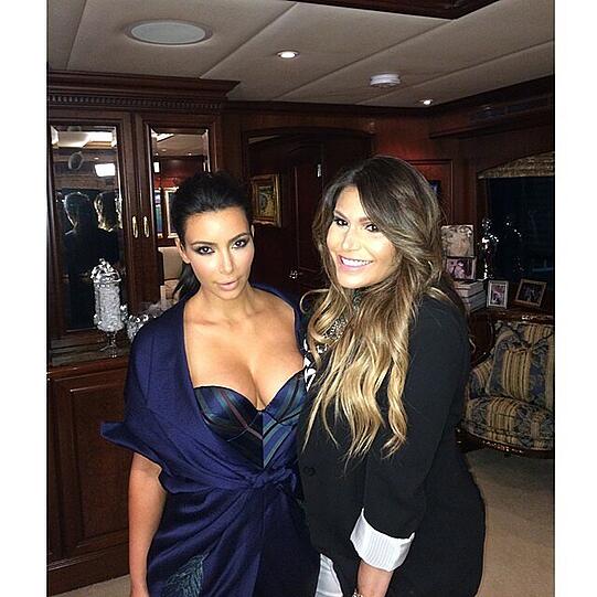 Die heimliche Instagram-Königin: Kim Karadshian (l) mit Mega-Ausschnitt auf der Geburtstagsfeier ihrer Schwester. "We've been doing this for so long... No place like home! Another birthday celebration!!!! #Khloe'sYachtParty #Dirty30"