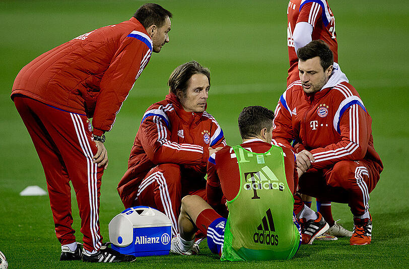 War bis jetzt im Trainingslager bei jeder Einheit dabei: Bayern-Arzt Kilian Müller-Wohlfahrt (r)