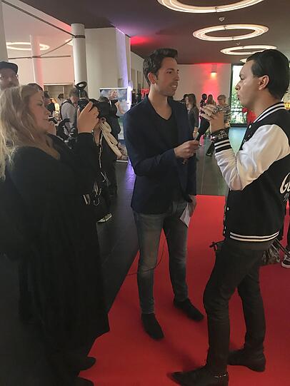 Promi-Reporter Steffen Trunk im Gespräch mit Julian F. M. Stoeckel.