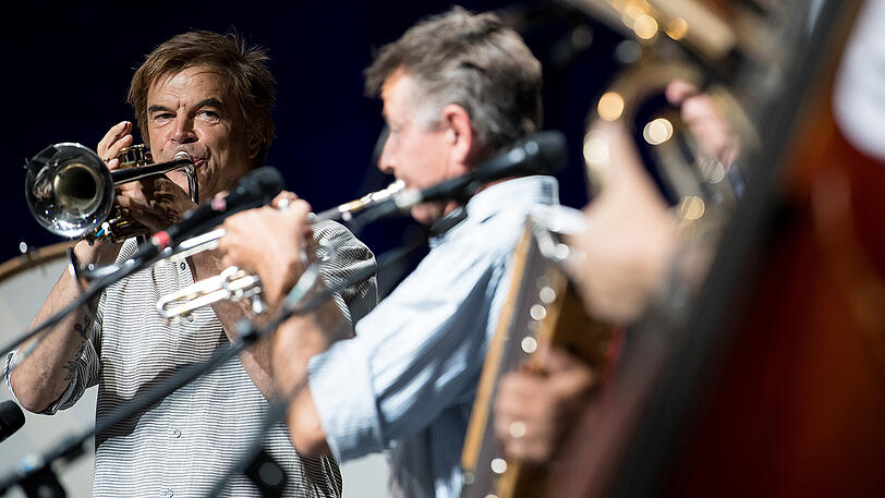 Bilder vom Auftritt der Toten Hosen, gemeinsam mit Gerhard Polt und den Well-Brüdern, in den Münchner Kammerspielen.