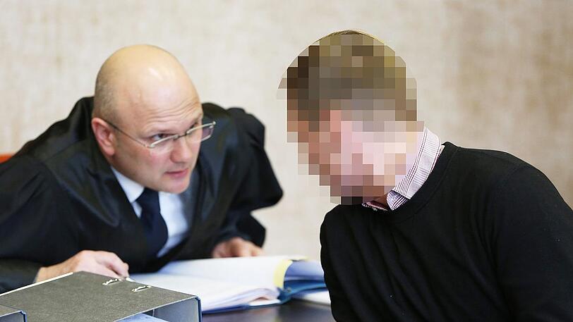 Der Angeklagte im Gespräch mit seinem Anwalt.