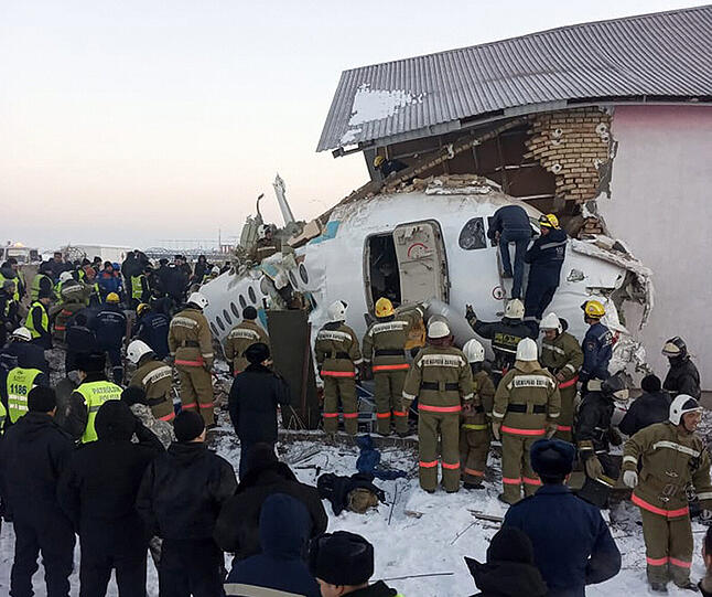 In Kasachstan sind mehr als ein Dutzend Passagiere bei einem Flugzeugabsturz ums Leben gekommen.