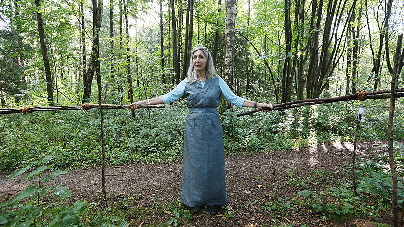 Mit der Natur verbunden: Künstlerin Lore Galitz im Sendlinger Wald.