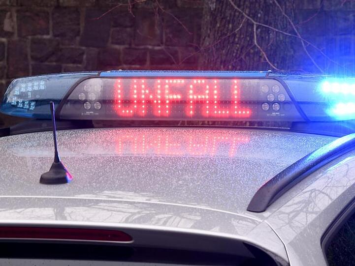 Die Leuchtschrift "Unfall" ist auf dem Dach eines Streifenwagens der Polizei zu sehen. Foto: Carsten Rehder/dpa/Archivbild