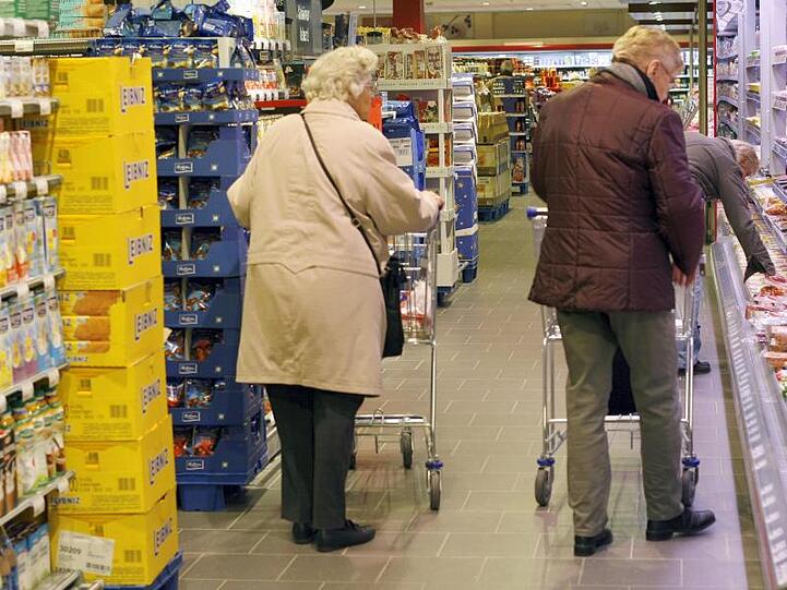 Senioren beim Einkauf im Supermarkt.