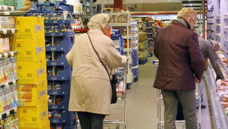 Senioren beim Einkauf im Supermarkt. Senioren beim Einkauf im Supermarkt.
