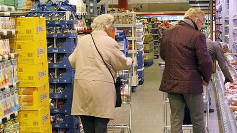 Senioren beim Einkauf im Supermarkt.