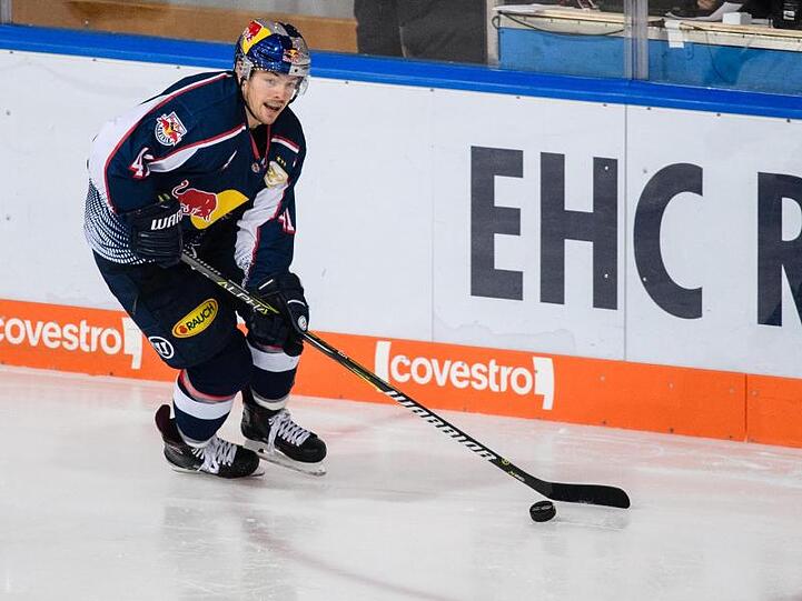 Jakob Mayenschein spielt den Puck. Foto: Matthias Balk/Archivbild
