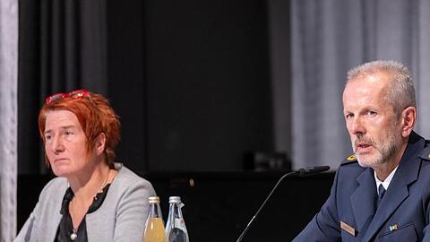 Thomas Schöniger (r), Polizeivizepräsident des Polizeipräsidiums Oberpfalz und Kriminaldirektorin Sabine Nagel erläutern die Hintergründe der Messerattacke.