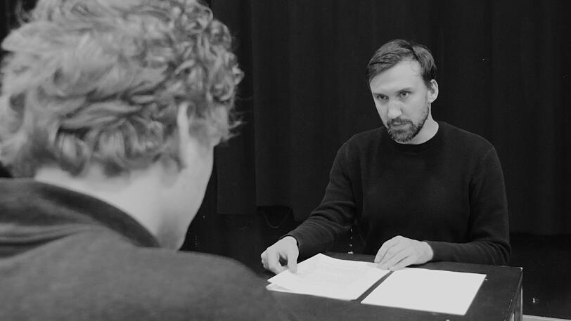Johannes Nussbaum und Thomas Lettow (rechts) lesen "Bruder Eichmann" von Heinar Kipphardt.
