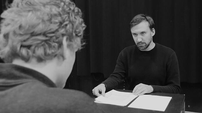 Johannes Nussbaum und Thomas Lettow (rechts) lesen "Bruder Eichmann" von Heinar Kipphardt.