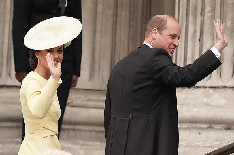 Herzogin Kate und Prinz William winken den  jubelnden Royal-Fans zu