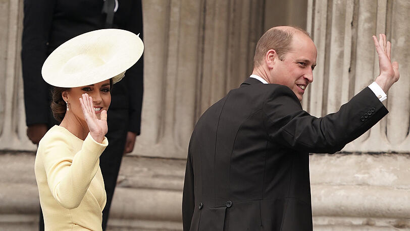 Herzogin Kate und Prinz William winken den jubelnden Royal-Fans zu Herzogin Kate und Prinz William winken den jubelnden Royal-Fans zu