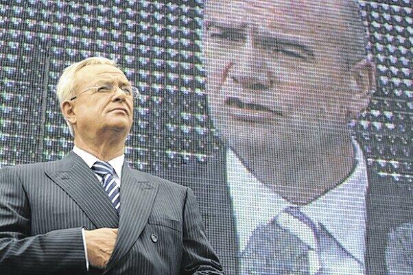 Siegreich: VW-Boss Martin Winterkorn auf der Betriebsversammlung, hinter ihm auf der Videowand Betriebsratschef Osterloh.dpa