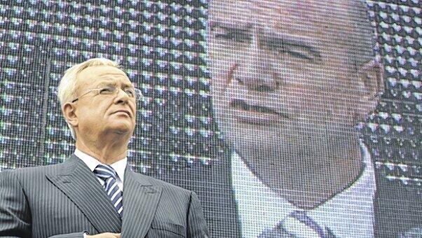 Siegreich: VW-Boss Martin Winterkorn auf der Betriebsversammlung, hinter ihm auf der Videowand Betriebsratschef Osterloh.dpa Siegreich: VW-Boss Martin Winterkorn auf der Betriebsversammlung, hinter ihm auf der Videowand Betriebsratschef Osterloh.dpa